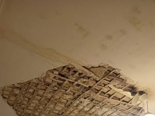 Камни с неба: в люберецкой квартире обвалился потолок