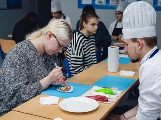 Химкинские школьники примерили на себя профессию повара и автомеханика