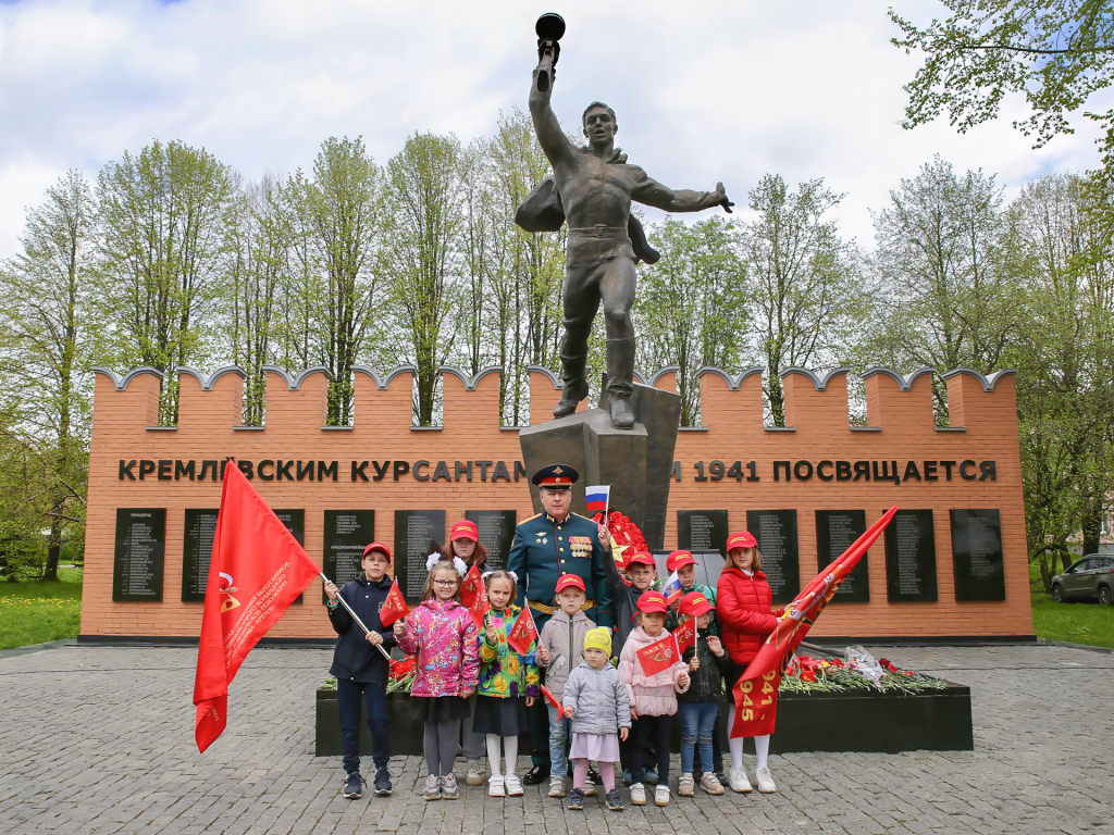 В Волоколамске к мемориалу Кремлевским курсантам возложили цветы в честь 9  Мая | REGIONS.RU / Волоколамск