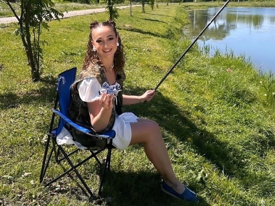 Ольга Бузова отдыхает в Гжели: рыбалка, танцы и обед в столовой