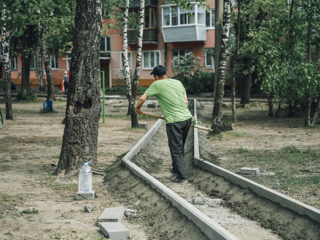 Во дворе поселка Монина обустроят парковки и высадят кусты кизильника |  REGIONS.RU / Щелково