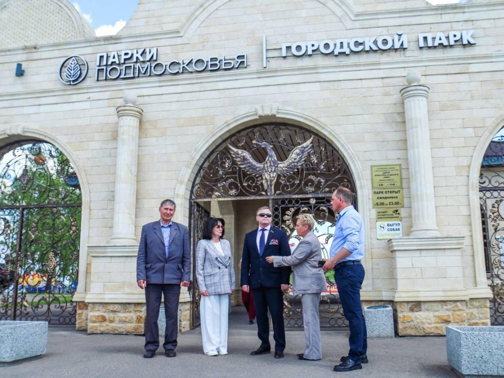 Кафе, спортплощадки и зоны отдыха: в Шаховской преобразился городской парк  | REGIONS.RU / Шаховская