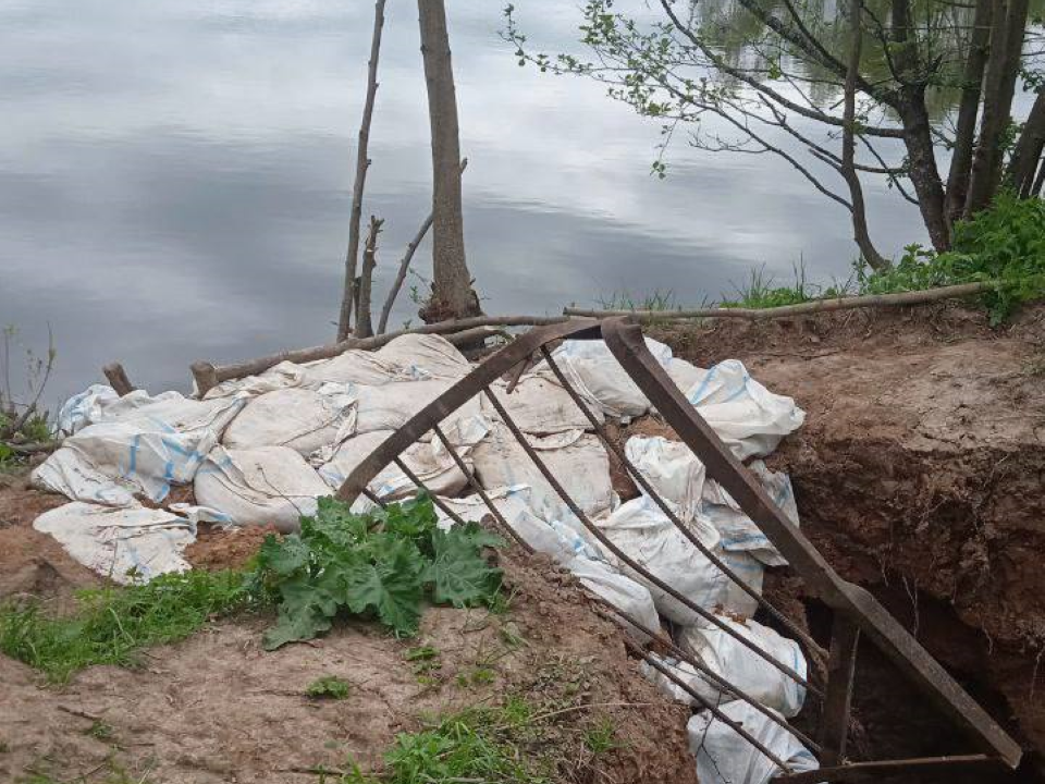 Чеховские экологи уплотнили и огородили плотину в деревне Радутино