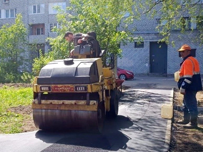 Комплексное благоустройство двора идет на улице Радио