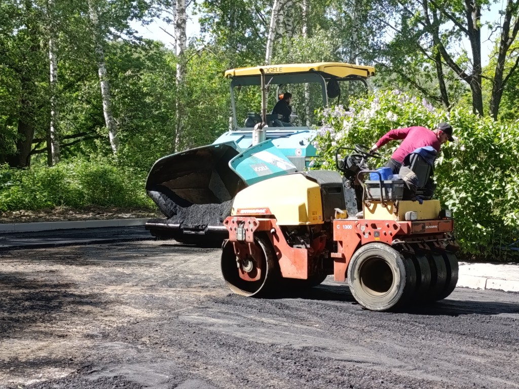 Во дворе дома в поселке Горка кладут новый асфальт