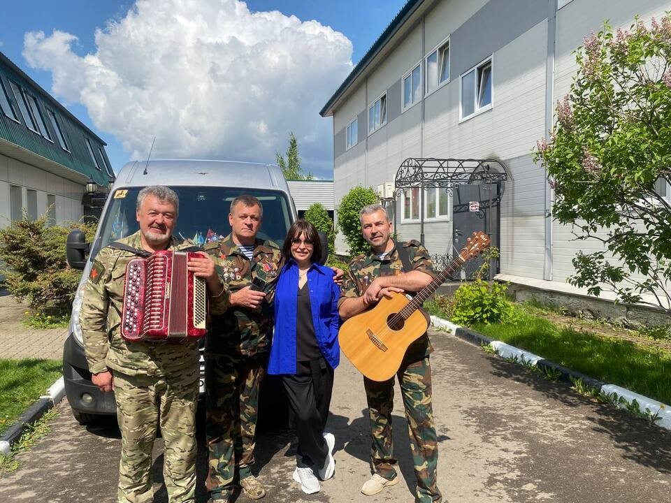 С приветом из Донбасса: музыкальная группа «СССР», выступающая с концертами в зоне СВО, побывала в Дзержинском