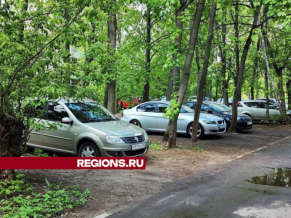 Во дворе дома на улице Большой тупик оборудуют новые парковочные места