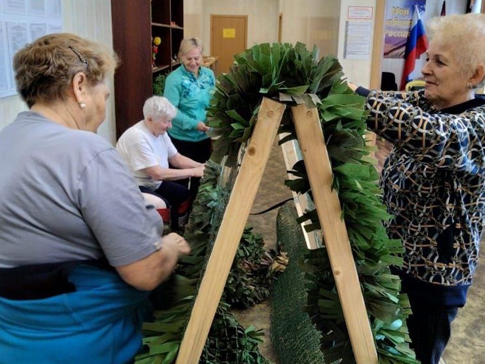 Помощь бойцам СВО: в Раменском комплексном центре плетут маскировочные сети