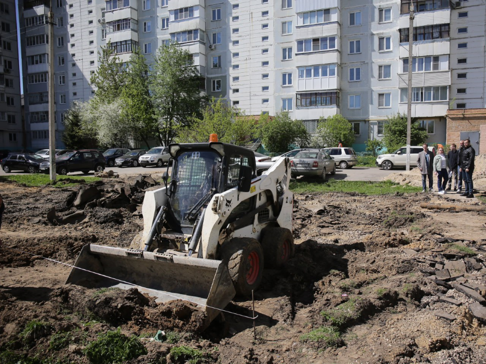 Детскую площадку строят на улице Полиграфистов по заявкам на «Доброделе»