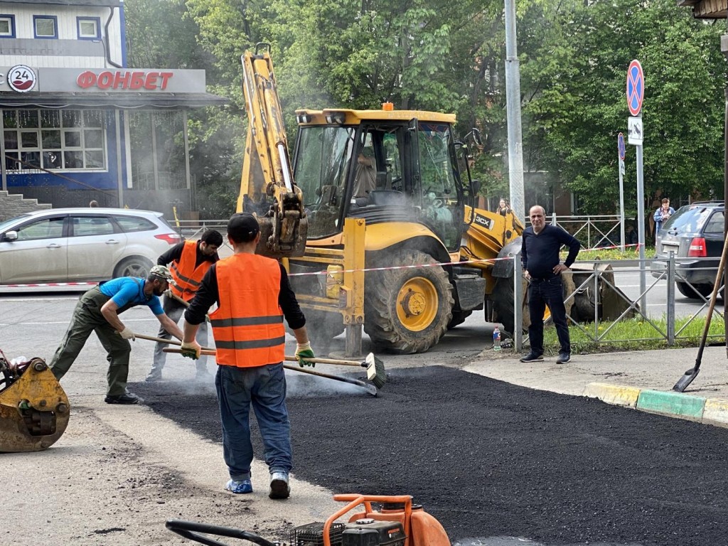 В Ленинском городском округе продолжается ямочный ремонт во дворах |  REGIONS.RU / Видное