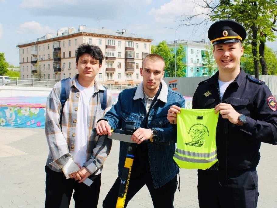 Знание ПДД: госавтоинспекторы Люберец напомнили жителям правила пользования электросамокатами