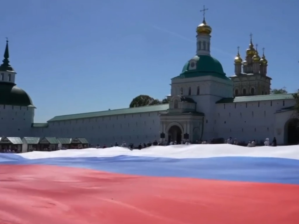 В Сергиевом Посаде развернули гигантский российский триколор, видимый с МКС  | REGIONS.RU / Сергиев Посад