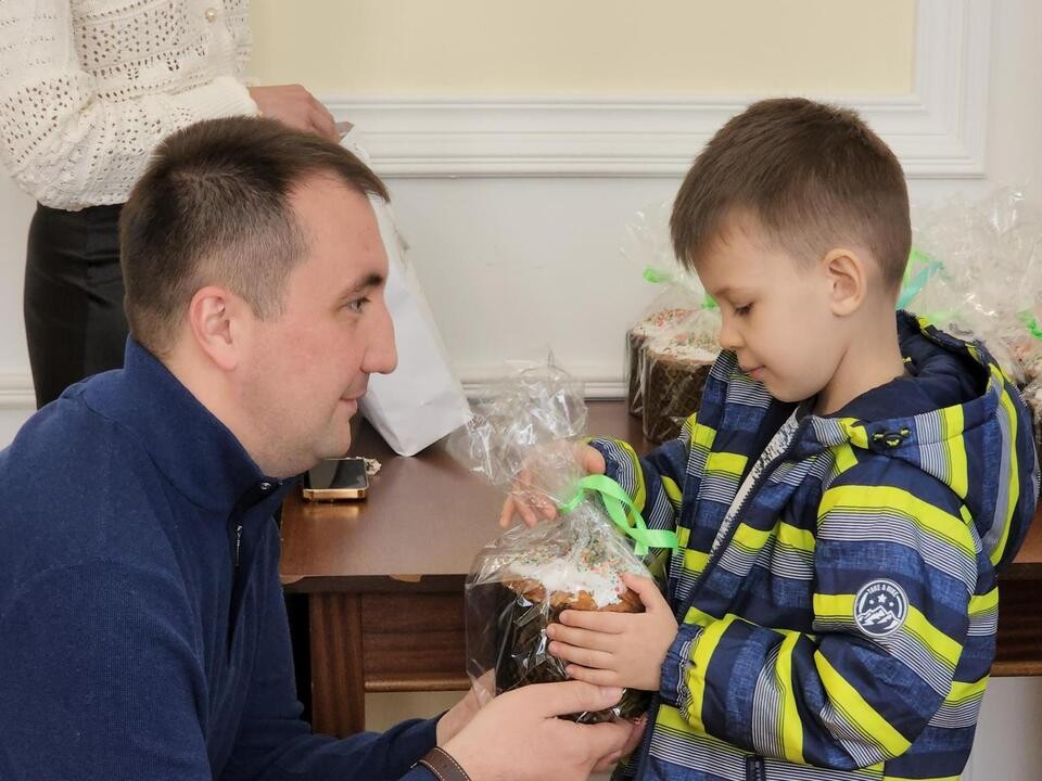 Монастырские куличи к Пасхе передали семьям участников СВО в Дзержинском