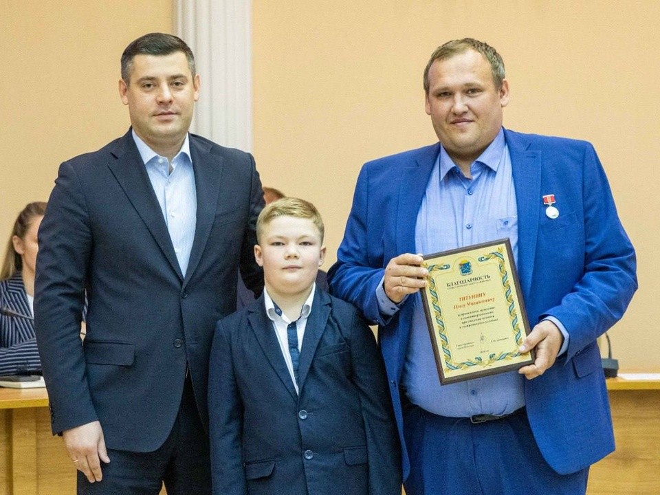 В Подольске наградили Олега и Матвея Титуниных, спасших пассажира упавшего в Мойку автобуса