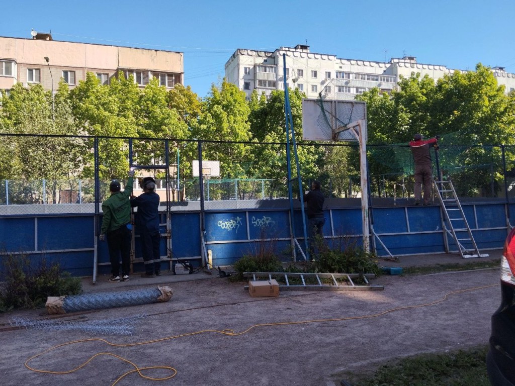 Жители улицы Победы добились ремонта футбольной коробки