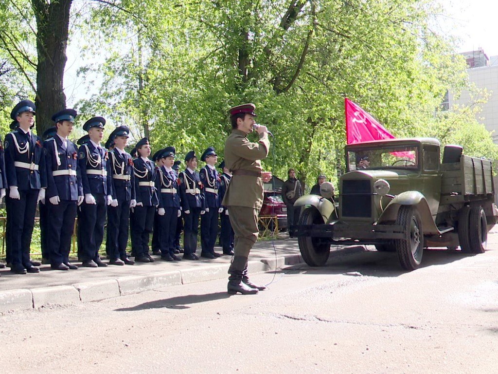 Мини-парады прошли под окнами домов ветеранов в Реутове | REGIONS.RU /  Реутов