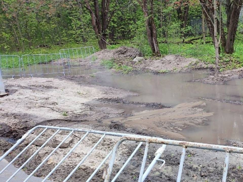 На территории за городской больницей заменят трубопровод