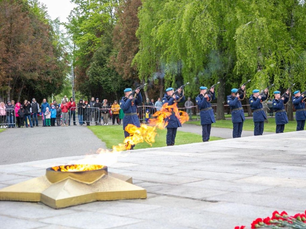 Оружейный салют прогремел в Мемориальном парке Коломны