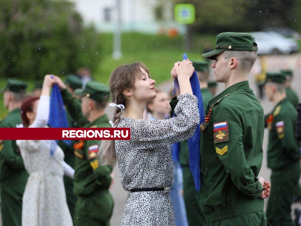 В память о подвиге женщин в годы Великой Отечественной войны в Серпухове  прошла акция | REGIONS.RU / Серпухов