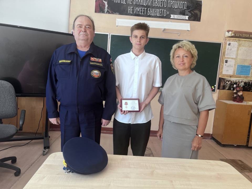 Школьник из Дрезны награжден медалью за спасение семилетней девочки