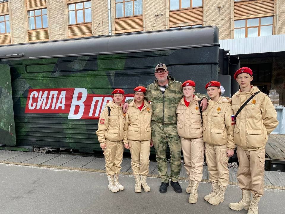 Мытищинские юнармейцы встретили поезд минобороны «Сила в Правде» в Санкт-Петербурге