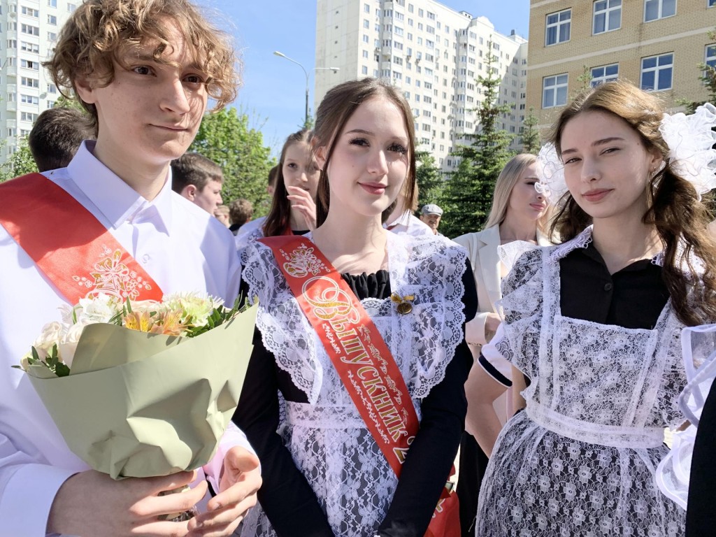 Выпускники балашихинской школы исполнили вальс в честь последнего звонка |  REGIONS.RU / Балашиха