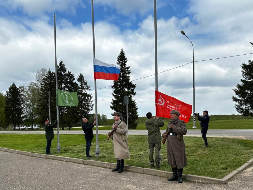 Участник СВО поднял копию знамени Победы над Бородинским полем