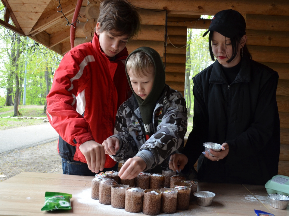 Волонтеры учили детей печь куличи в парке «Городок»
