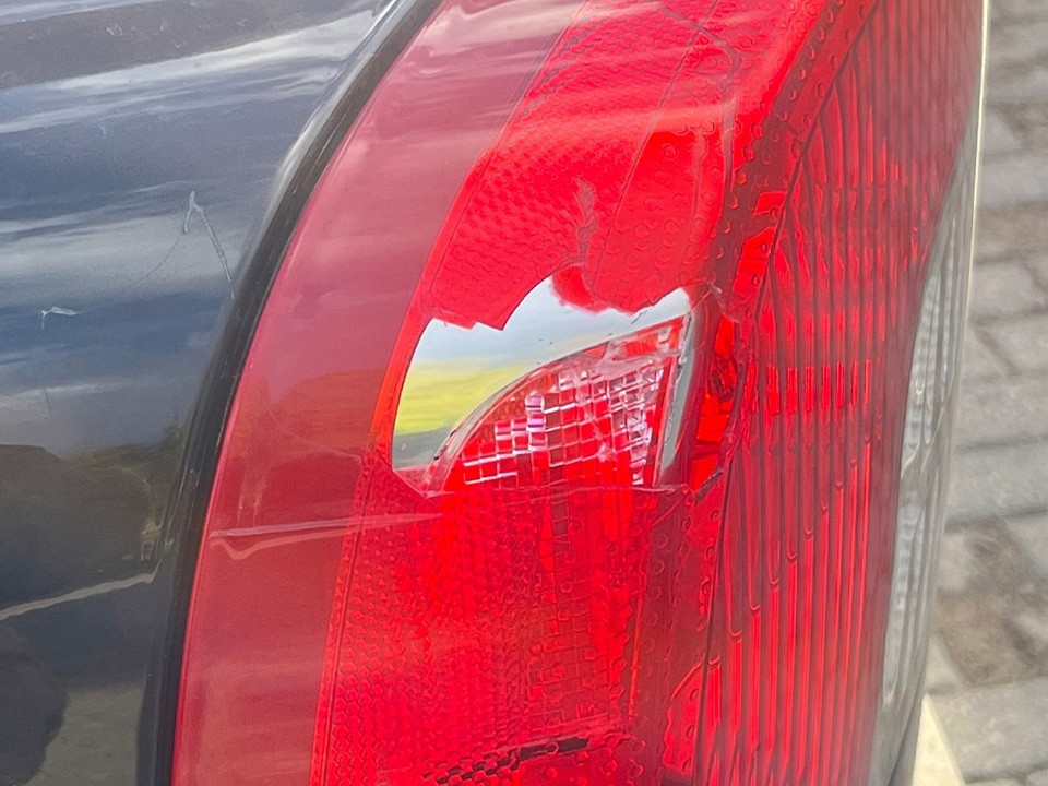 В Клину три школьницы на самокате врезались в автомобиль и скрылись ...