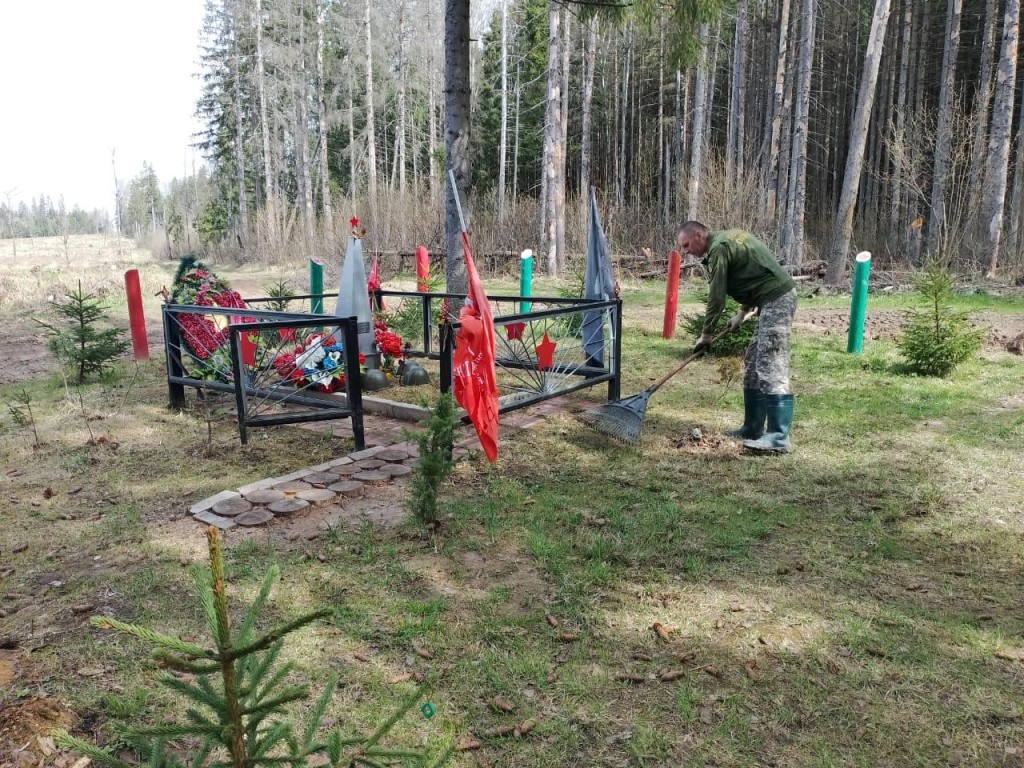 Сотрудники Истринского лесничества привели в порядок братские могилы накануне Дня Победы