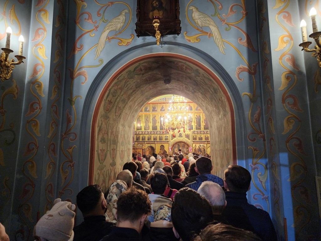 Более 700 верующих пришли на праздничную службу в Троицкий храм