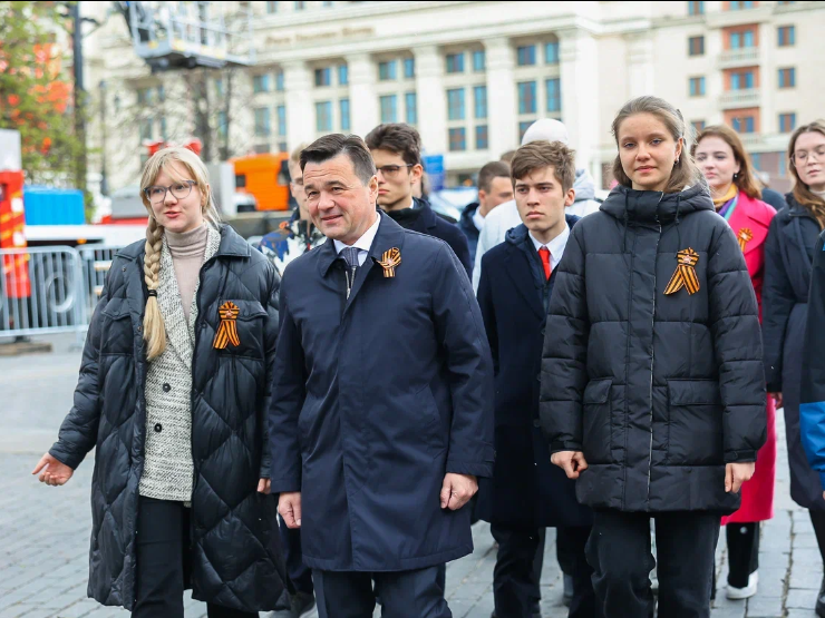 Участники акции «День добрых дел» почтили память бойцов Великой Отечественной Войны и рассказали губернатору о своих героях