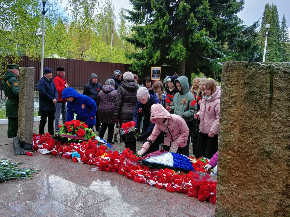 В Чехове возложили цветы к памятнику воинам-венюковцам
