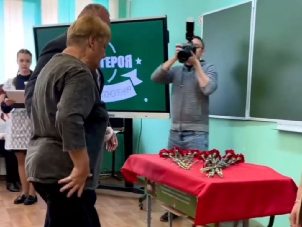 В Запрудненской школе № 1 установили «Парту героя» имени Романа Каратеева