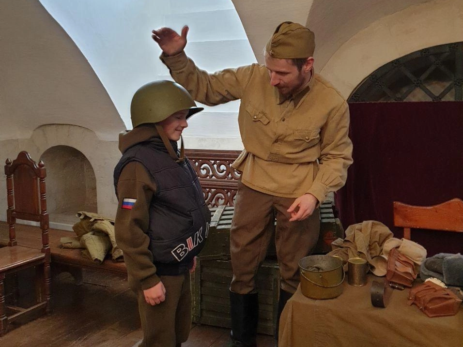 Лицеисты из Подольска научились складывать плащ-палатку и заряжать ружье