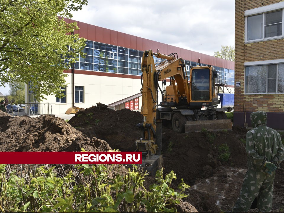 На теплотрассе по улице Центральной в Лотошино изношенные трубы меняют на новые