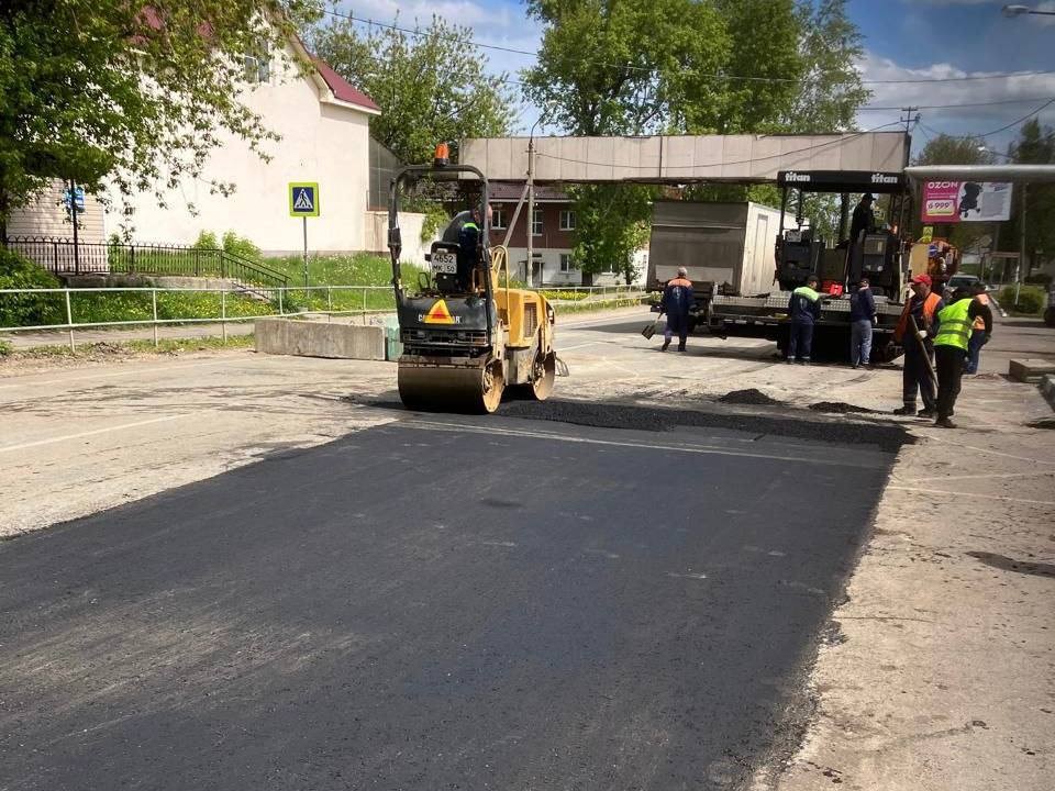 Яму в Высоковске, которую прославила на весь интернет гостья города Арина, залатали дорожники