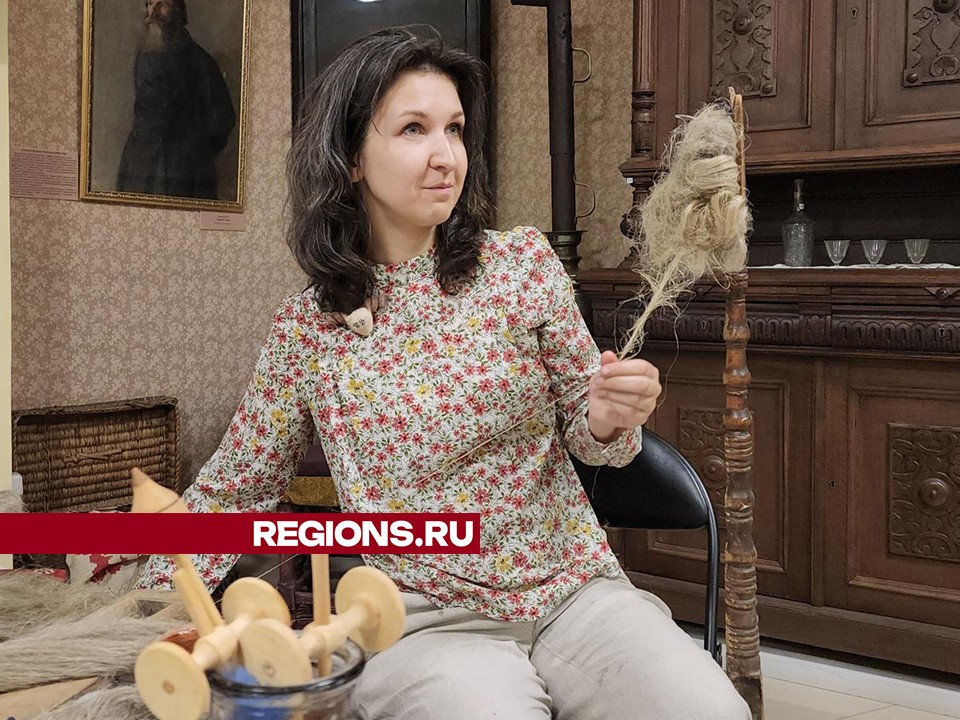 Прясть на веретене льняную нить научили посетителей музея в Ступине