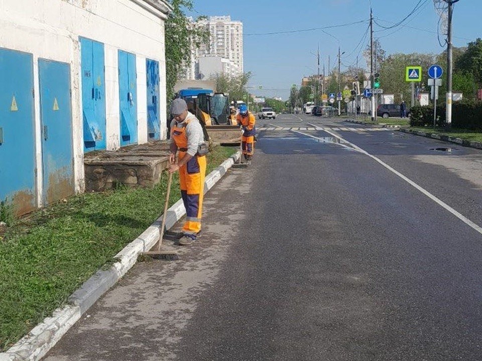 Коммунальщики чистят тротуары и проезжую часть на улицах Парковая, Летная и проспект Пацаева