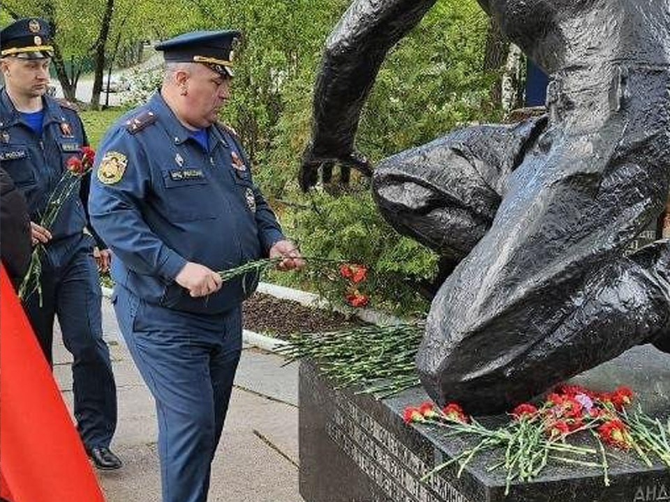 Сотрудники МЧС возложили цветы к одному из мемориалов Пушкинского округа