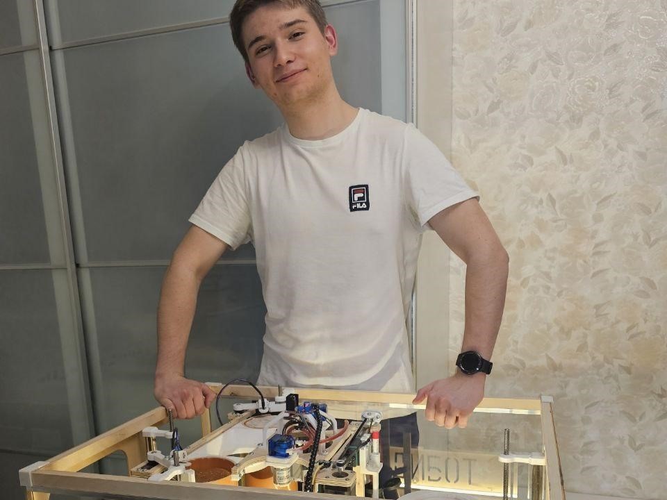 Подмосковный школьник изобрел робота-кондитера
