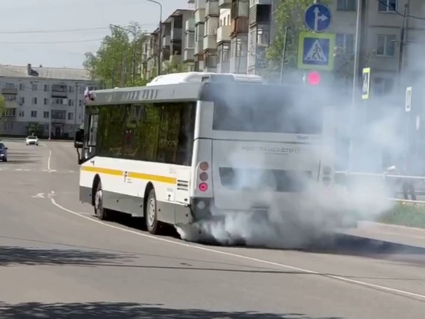 Рейсовый автобус загрязняет выхлопными газами воздух в Серпухове