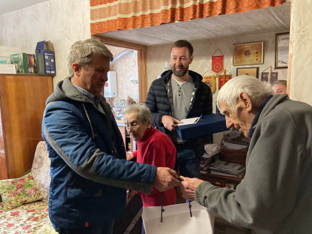 Столетнего ветерана Великой Отечественной войны из Калининца поздравили с Днем Победы