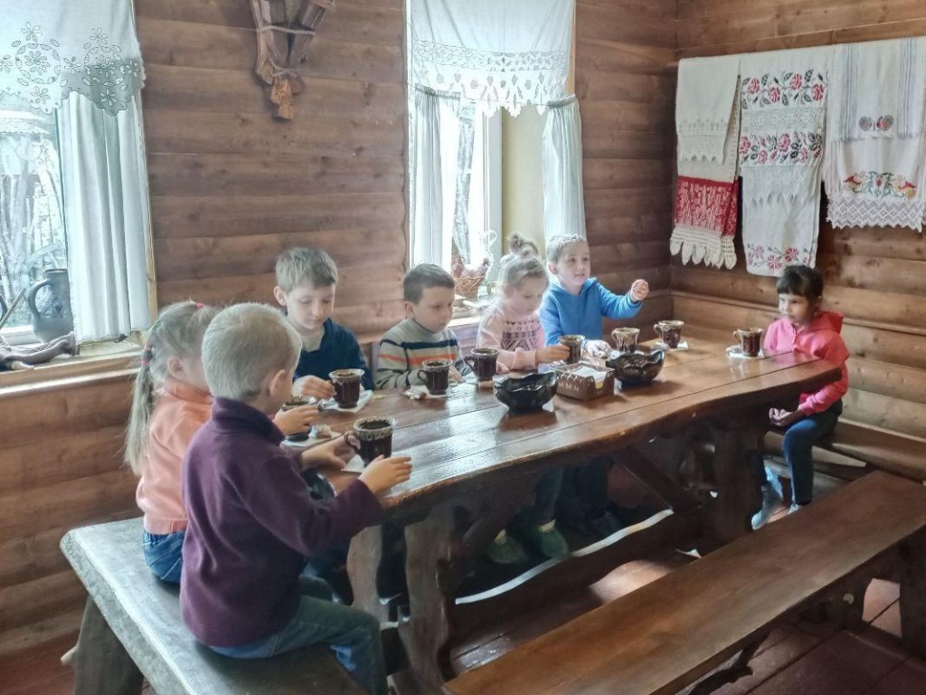 Ребята из Луховицкого соццентра побывали с экскурсией в Доме сказки « Лукоморье» | REGIONS.RU / Луховицы