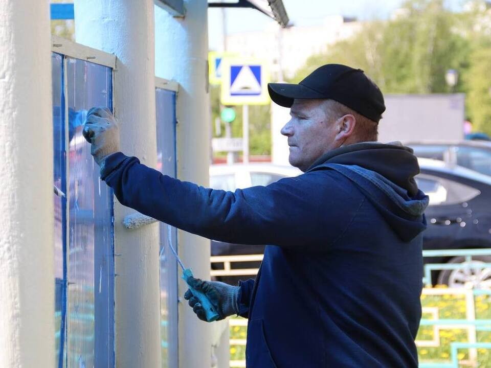 Остановочные павильоны в Дзержинском приводят в надлежащее состояние