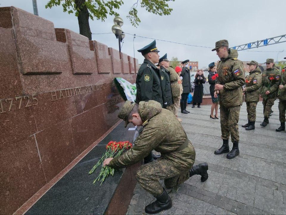 Более тысячи жителей Люберец возложили цветы к Мемориалу «Вечный огонь» и вспомнили своих героев