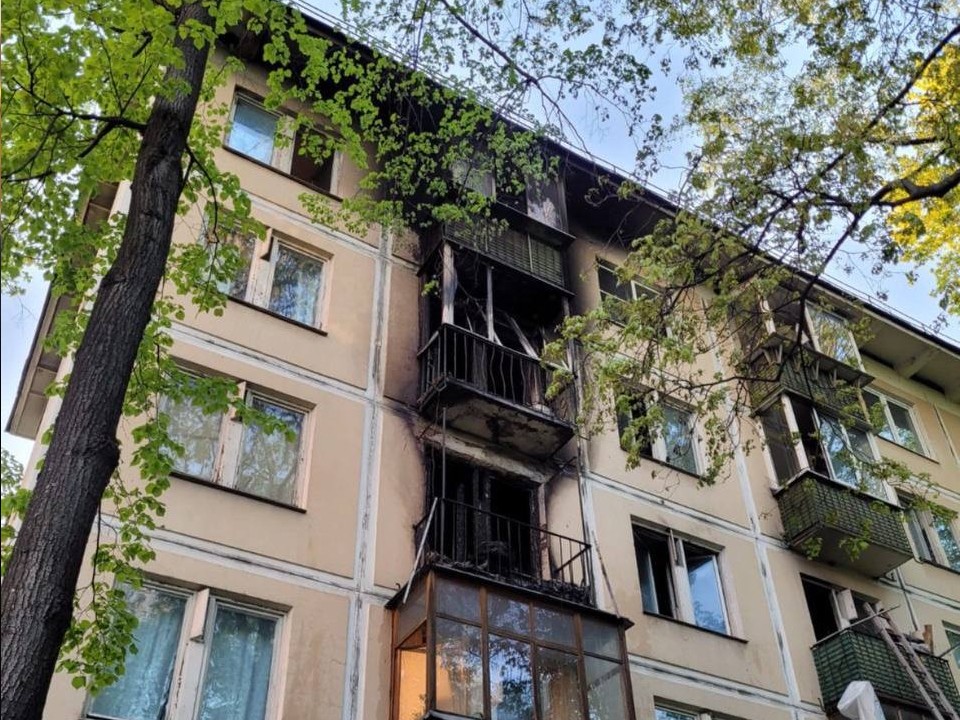 Пожарные успели вынесли из горящей пятиэтажки троих маленьких детей на востоке Москвы
