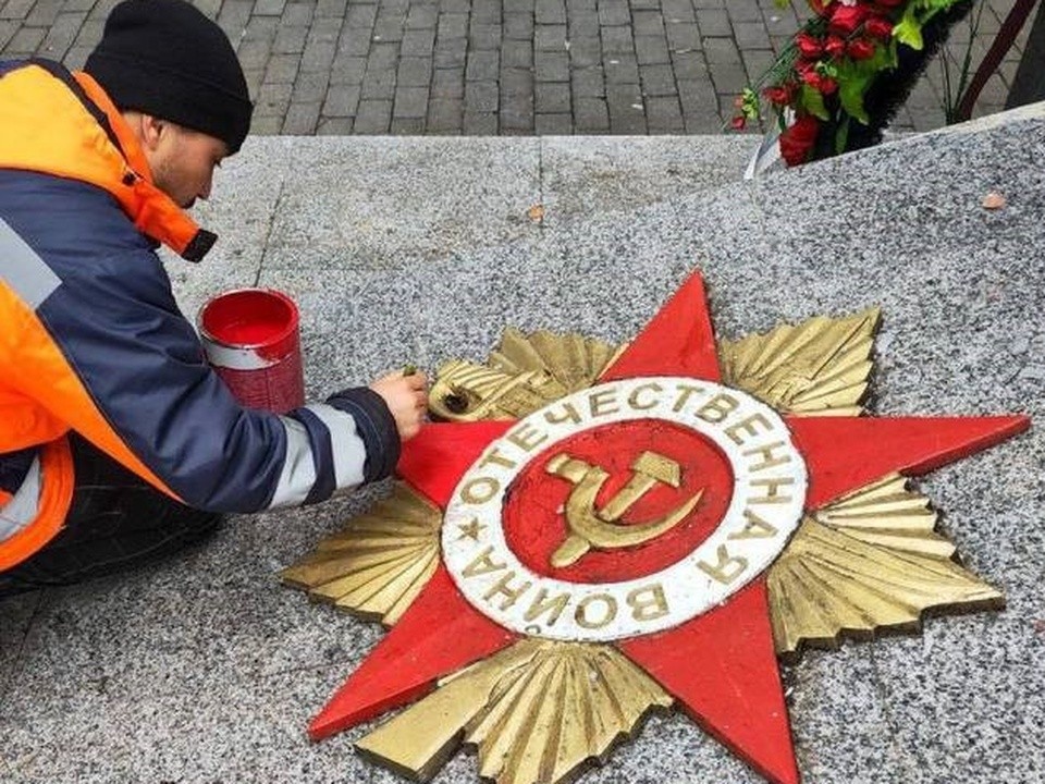 В Истре ко Дню Победы облагородили памятники Великой Отечественной войны и посадили цветы