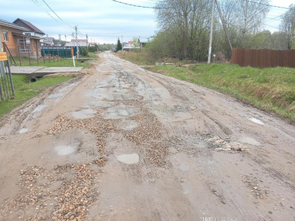 Ямы на дороге по улице Дубравной в поселке Кировский засыпали щебнем и  песком | REGIONS.RU / Лотошино