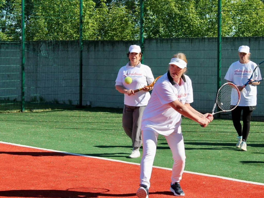 Долголеты из Шатуры играют в большой теннис на корте парк-отеля «Saint Lake»